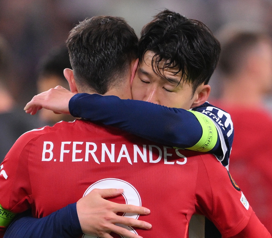 Kapten Tottenham Hotspur, Son menunjukkan simpatinya kepada bintang Manchester United Bruno Fernandes usai Final Liga Europa 2025. (Foto: UEFA.com)