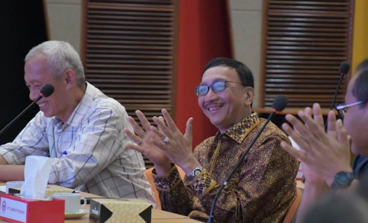 Bupati Pessel, Hendrajoni, didampingi Sekretaris Daerah Mawardi Roska, bertandang ke pabrik PT Semen Padang di Indarung, Padang, Kamis (22/5/2025).