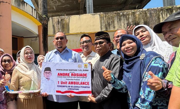 Andre Rosiade menyerahkan mobil ambulans kepada DPP Perkumpulan Keluarga Perantau Wilayah Lengayang (PKPWL) di Kota Padang.