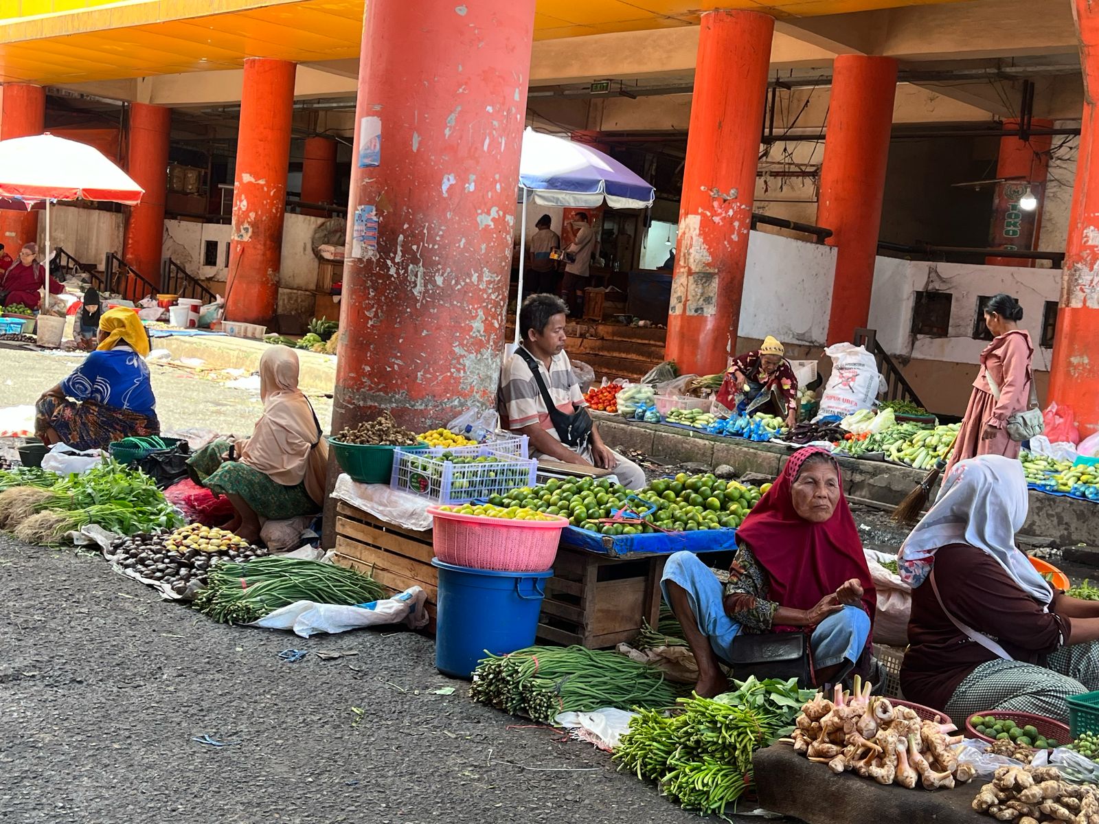 Kondisi Pasar Raya Padang yang tidak tertata rapi karena banyaknya pedagang yang berjualan tidak pada tempatnya, kemarin.