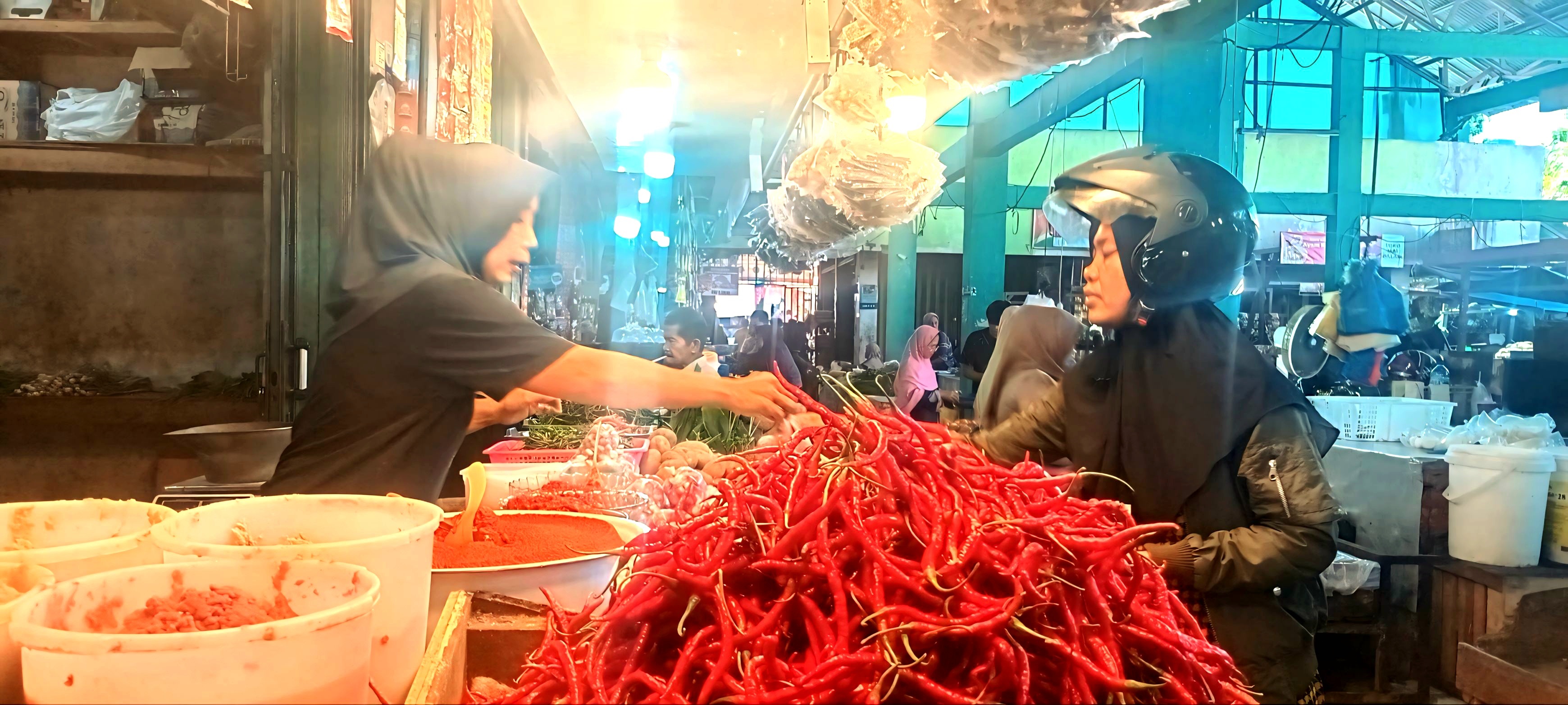 Salah seorang pedagang sembako di Pasar Alai sedang melayani pembeli, kemarin.