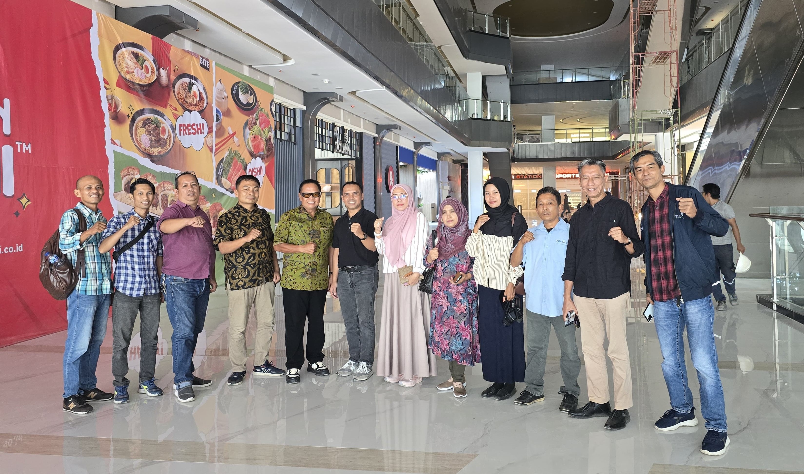 Dirut Padang Ekspres, Mhd. Nazir Fahmi dan jajaran berfoto bersama pemilik Basko City Mall Basrizal Koto, Kamis (22/5/2025).