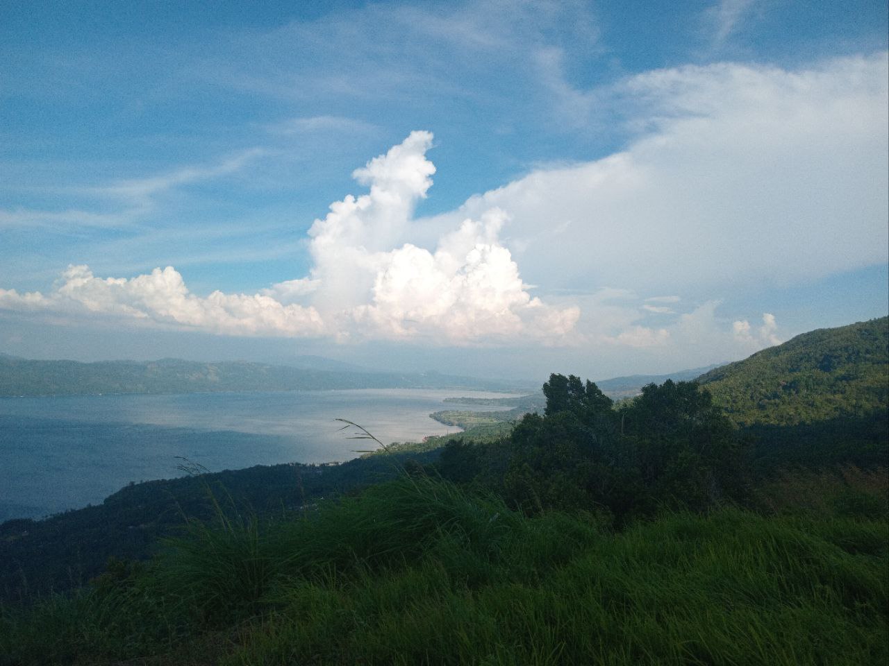 Hamparan rumput yang ada di Puncak Macau Duo menambah suasana sejuk.