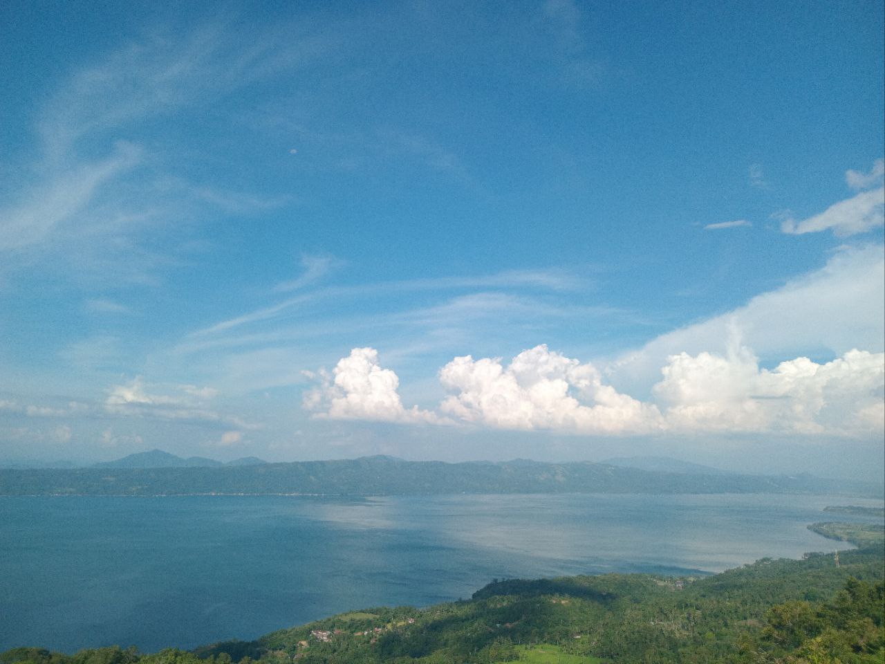 Puncak Macau Duo memberikan pengalaman melihat lanskap Danau Singkarak secara utuh kepada pengunjung.