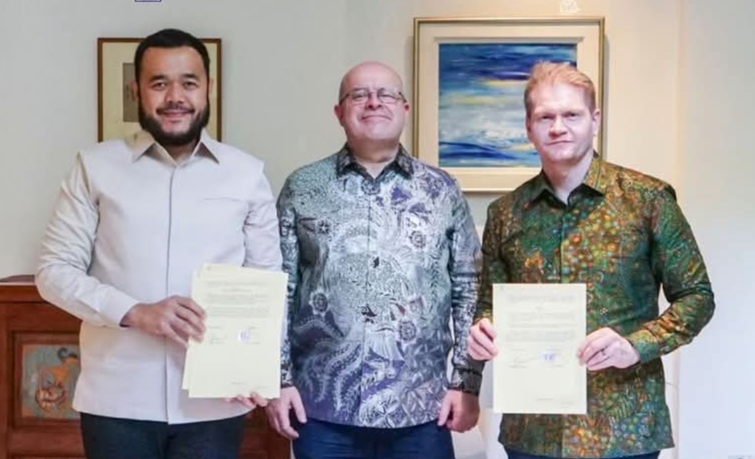 Fadly Amran menandatangani nota kesepahaman antara Pemko Padang dengan Noble Solutions disaksikan Dubes Irlandia. (Foto: Prokopim)