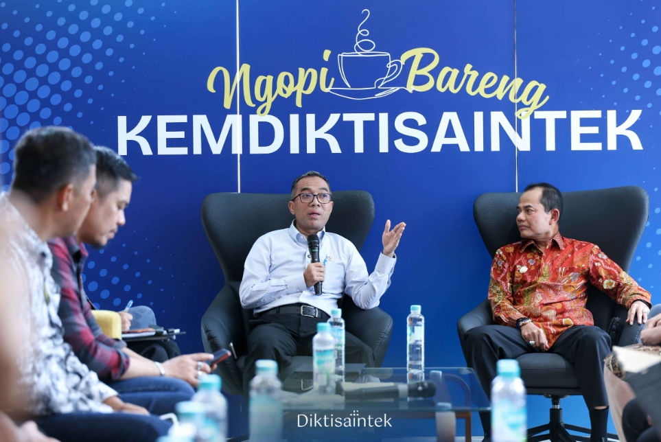 Mendiktisaintek Brian Yuliarto menerima perwakilan dosen dan tenaga Kependidikan PPPK di PTNB.(Foto: Humas)