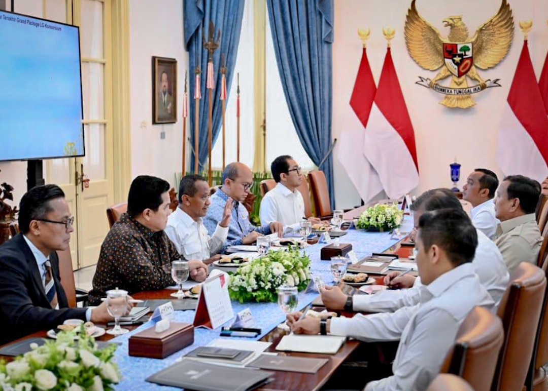 Presiden Prabowo Subianto memimpin rapat terbatas bersama sejumlah menteri Kabinet Merah Putih di Istana Merdeka, Jakarta, pada Kamis, 22 Mei 2025. (Foto: BPMI Setpres)