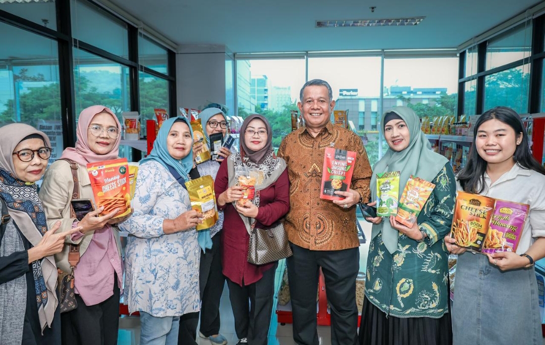 Wamen Helvi Moraza bersama pelaku UMKM saat buka Entrepreneur Hub Finance Tangerang Raya 2025, bertema &ldquo;Pembiayaan untuk Semua&rdquo; di Banten, Kamis (22/5).(Foto: Humas)