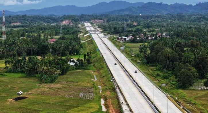 Tol Padang-Sicincin di Provinsi Sumatera Barat membentang sepanjang 36,5 Km, menggunakan semen yang diproduksi PT Semen Padang.