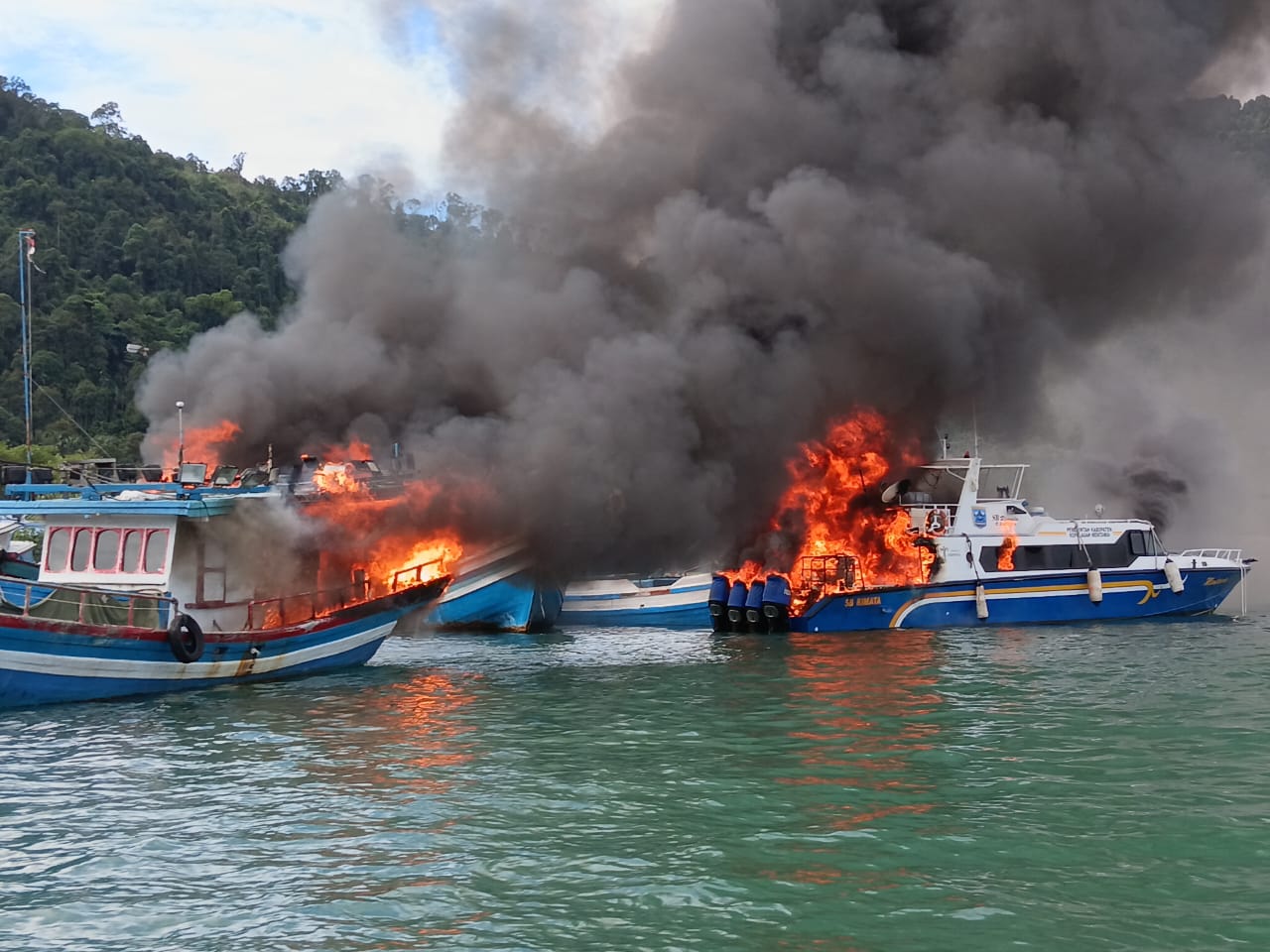 Kobaran api melahap kapal milik pemerintah di Pelabuhan Bungus Teluk Kabung, Kota Padang, Jumat sore (23/5/2025).