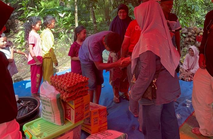 Tim Yayasan H. Arisal Aziz menyalurkan bantuan kemanusiaan kepada korban kebakaran di Jorong Kampuang Tabek, Malampah Barat, Pasaman, Rabu (21/5/2025).