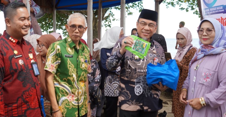 Wawako Padang Maigus Nasir didampingi Kepala Dinas Perikanan dan Pangan Alfiadi, serahkan bibit sayur kepada 50 KWT, Kamis (22/5/2025).