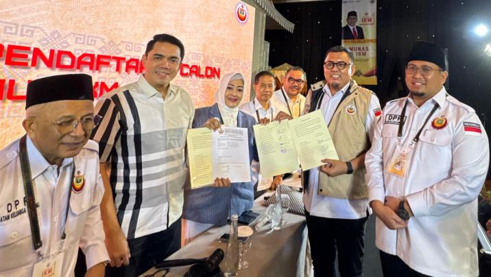 Andre Rosiade resmi mendaftarkan diri sebagai bakal calon Ketum DPP IKM pada Munas IKM ke-1 di Hotel Santika Premiere, Jakarta (22-24/5/2025).