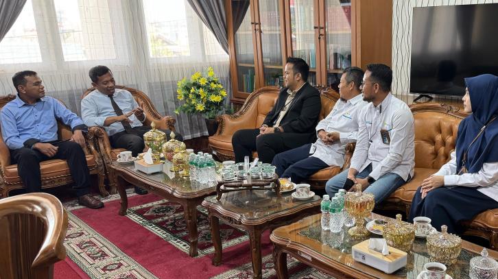 Manager PLN UP3 Bukittinggi Rudi Hamiri dan Manager ULP Bukittinggi Syamsul Bahri, diterima oleh Ketua PN Bukittinggi Muhammad Irsyad.