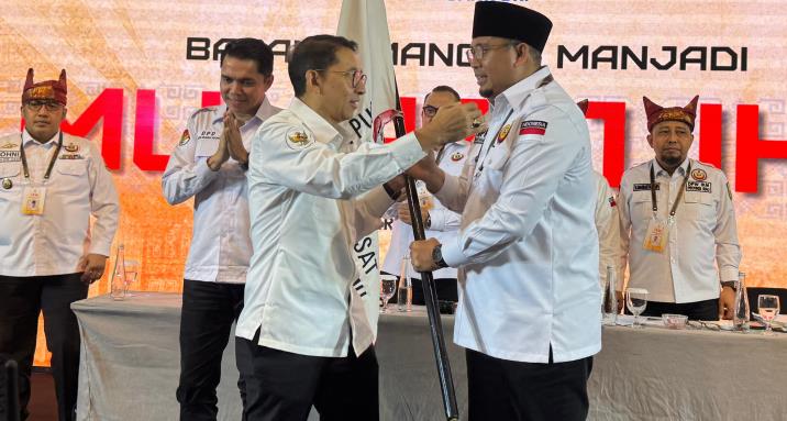 Fadly Zon serahkan bendera DPP IKM kepada Ketua Umum DPP Ikatan Keluarga Minang (IKM) terpilih periode 2025&ndash;2030, Andre Rosiade.