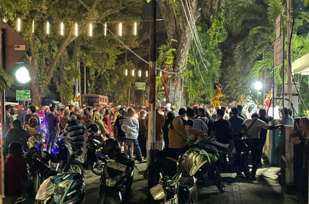 Massa PKL Permindo sambangi rumah dinas Wali Kota Padang buntut penertiban PKL di kawasan Permindo, Sabtu (24/5).