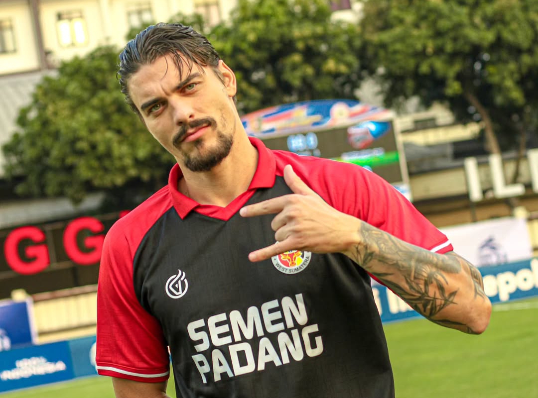 Bek Semen Padang, Tin Martic menegaskan kesiapannya menghadapi laga penting di kandang Arema FC. (Foto: Dok. Instagram @tin_martic)
