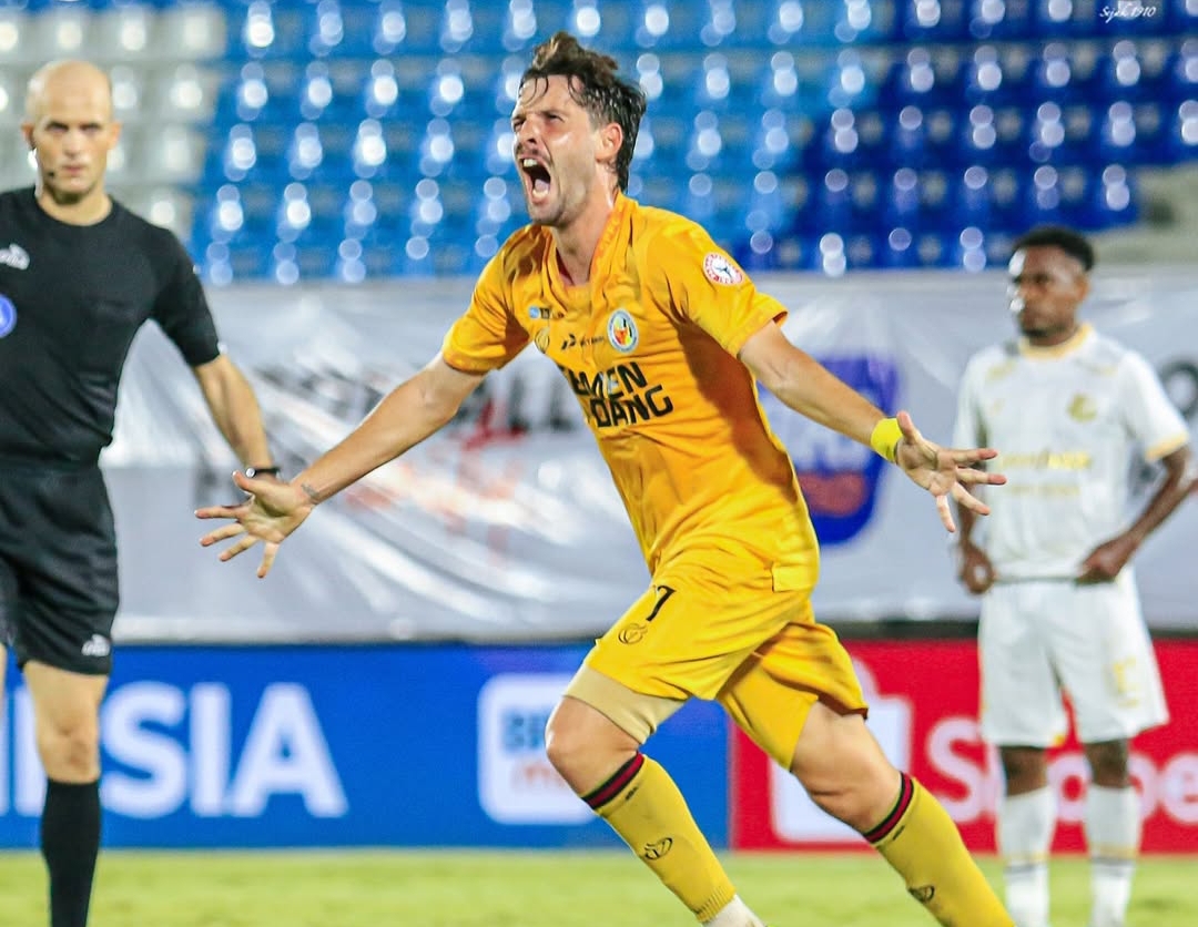 Selebrasi Filipe Chaby usai mencetak gol dalam kemenangan Semen Padang FC 2-0 atas Arema FC, di Stadion Kanjuruhan, Sabtu (24/5). (Foto: Instagram @semenpadangfcid)