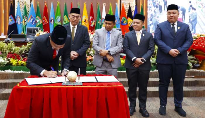 Wagub Sumbar meneken berita acara serah terima Laporan Hasil Pemeriksaan Laporan Keuangan Pemerintah Daerah (LHP LKPD) 2024 dari BPK RI Perwakilan Sumbar, dalam Sidang Paripurna DPRD Sumbar.