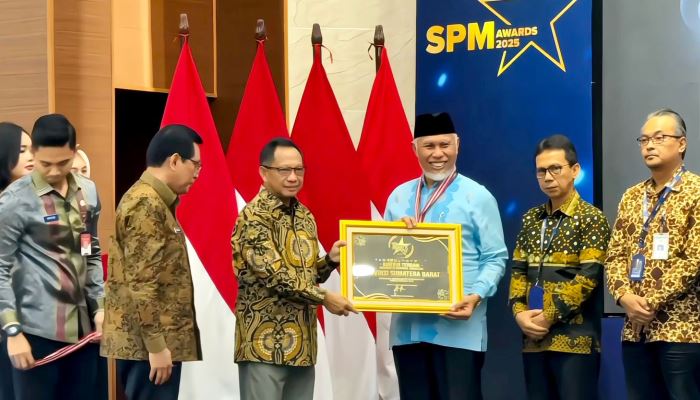 Mendagri Tito Karnavian serahkan penghargaan SPM Award 2025 kepada Gubernur Sumbar Mahyeldi di GSG Ditjen Bina Pembangunan Daerah Kemendagri, Kalibata, Jakarta Selatan, Jumat (23/5/2025).