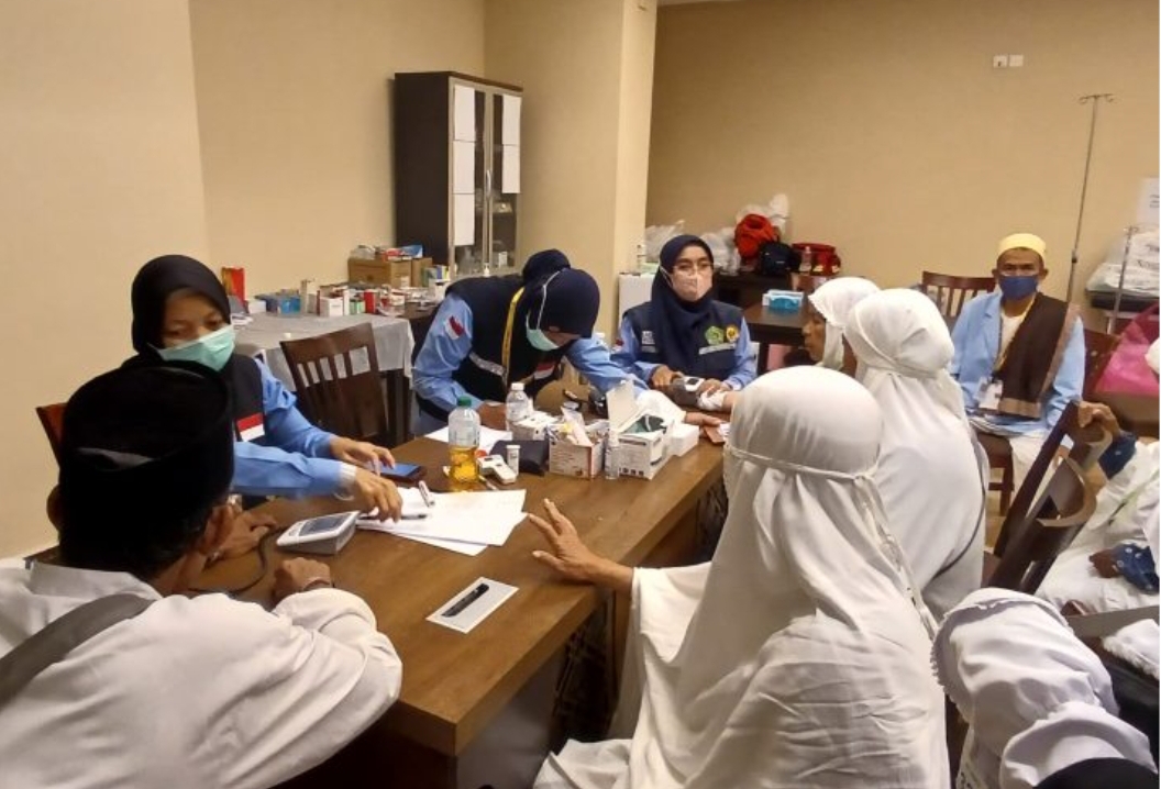 Pemeriksaan kesehatan jamaah haji di Tanah Suci. (Foto: Dok. Kemenkes)