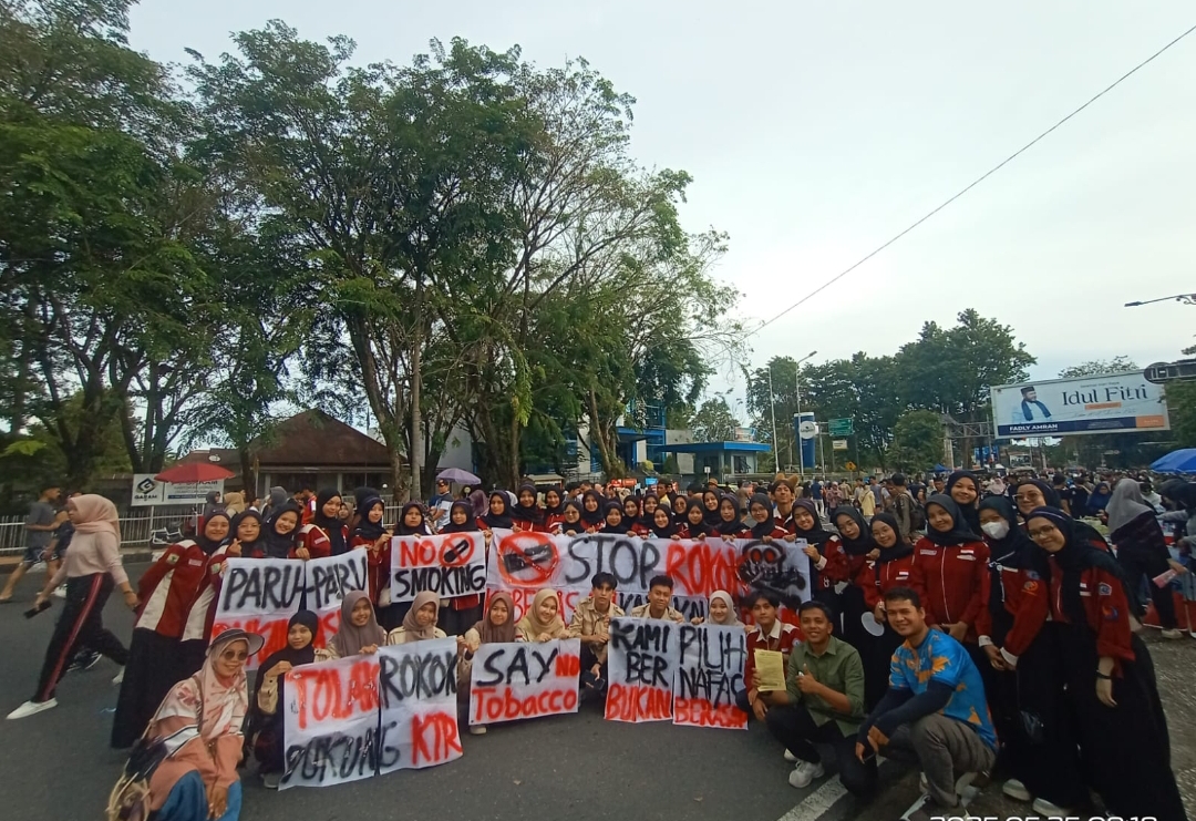 Andalas Tobacco Control bersama mahasiswa FKM UNAND menggelar kampanye bahaya rokok dan rokok elektronik di Car Free Day Kota Padang. (Foto: IST)