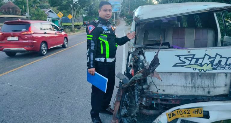 Kecelakaan mini bus angdes dengan mobil Fuso terjadi di Koto Gadang Guguk, Kecamatan Gunung Talang, Kabupaten Solok, Minggu (25/5/2025) sore.