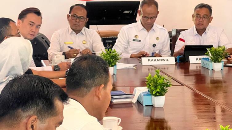 Suasana Rapat Koordinasi Tim Pengawasan Orang Asing (Tim PORA) tingkat Kabupaten Sijunjung yang digelar Kantor Imigrasi Kelas I TPI Padang di Hotel Parai, Rabu (21/5/2025).