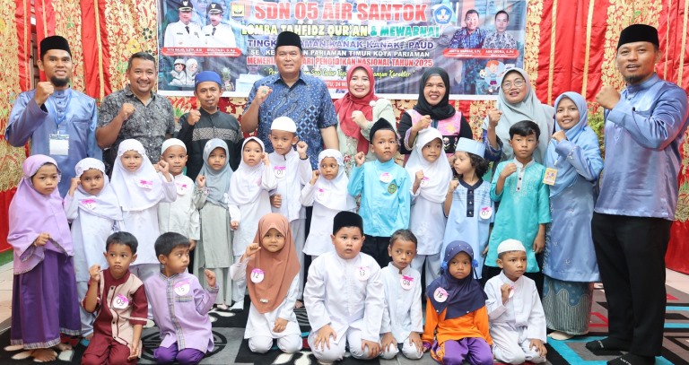 Peserta lomba Tahfidz Qur&rsquo;an tingkat TK dan PAUD se-Kecamatan Pariaman Timur berfoto bersama Wako Pariaman Yota Balad, Sabtu (24/5/2025).
