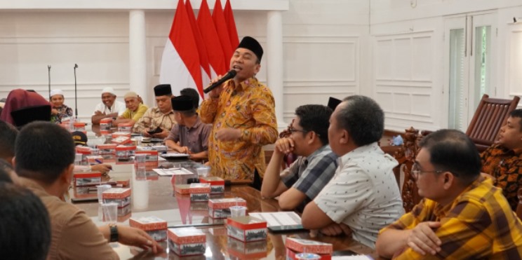 Wakil Wako Padang, Maigus Nasir, memimpin rapat percepatan sarana dan prasarana program Smart Surau, Sabtu (24/5/2025).