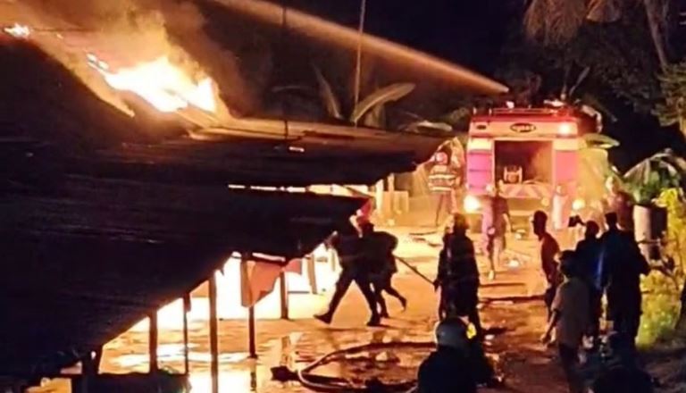 Kebakaran melanda barak SPN Polda Sumbar di Padang, Minggu malam (25/5/2025). Sebanyak 10 kamar hangus terbakar, penyebab masih diselidiki aparat kepolisian.