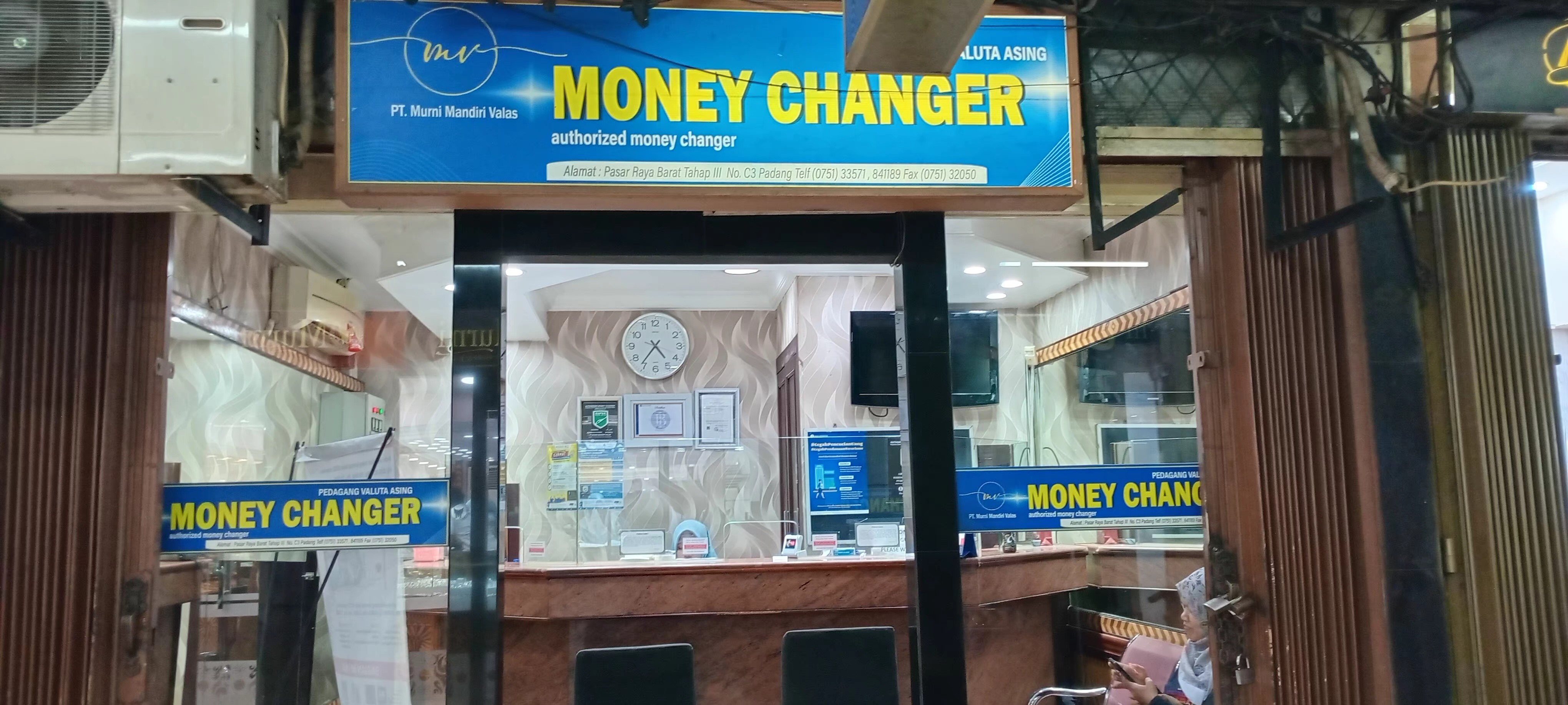 Salah satu gerai penukaran uang atau money changer yang berlokasi di Pasar Raya Padang, kemarin.