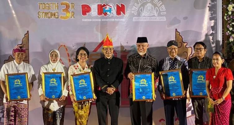 Gubernur Sumbar Mahyeldi Terima IHSA Award 2025, Dinilai Berjasa Kembangkan Homestay di Desa Wisata.