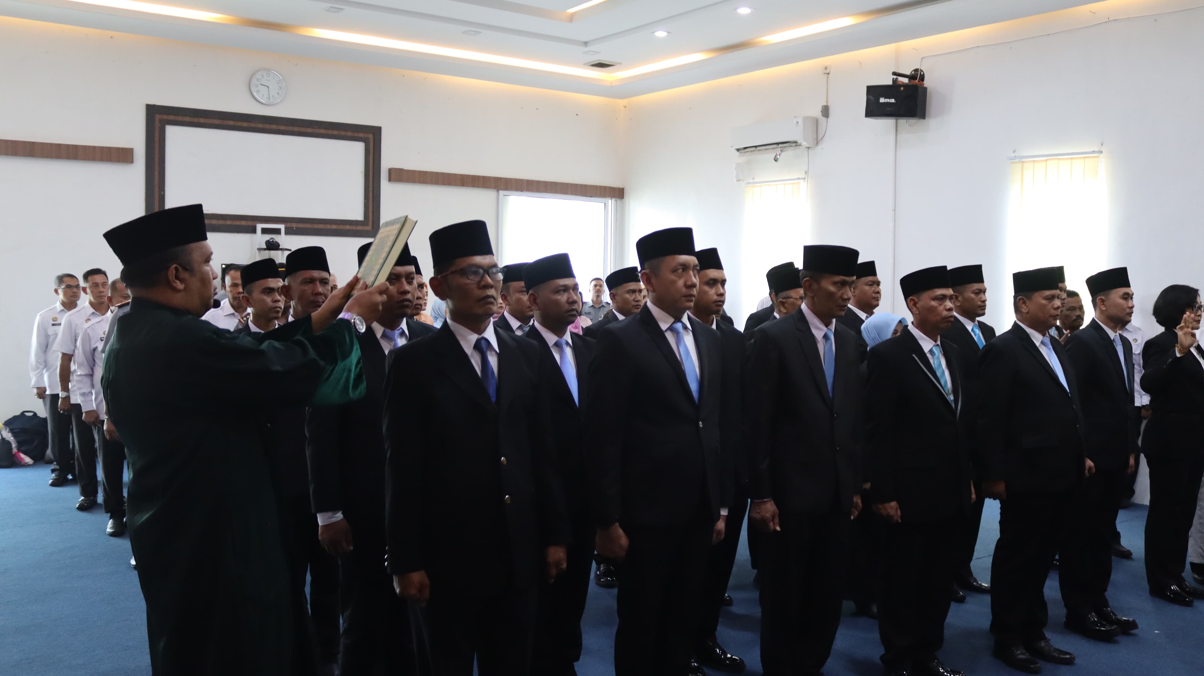 Prosesi pelantikan dan pengambilan sumpah/janji jabatan pejabat manajerial dan non-manajerial di Lapas Kelas II A Padang, Senin (26/5/2025).