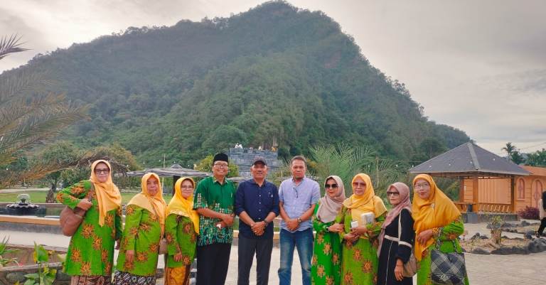 Bupati Limapulu Kota H Safni dan Manajemen PT KWS Syahrial, saat melintasi Jembatan Merah di Objek Wisata Kerta Wahan&nbsp;Sarilamak.