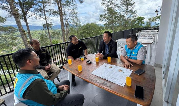 PT PLN (Persero) UP3 Bukittinggi melakukan kunjungan langsung ke pelanggan tegangan menengah di Bukittinggi untuk perkuat kemitraan dan keandalan layanan kelistrikan.