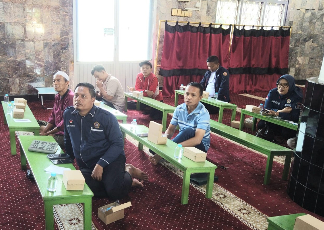 Suasana penutupan pelatihan public speaking bagi anggota Karang Taruna Linggarjati, Kelurahan Lubuk Begalung Nan XX, Kota Padang, Minggu (25/5/2025). (Foto: IST)