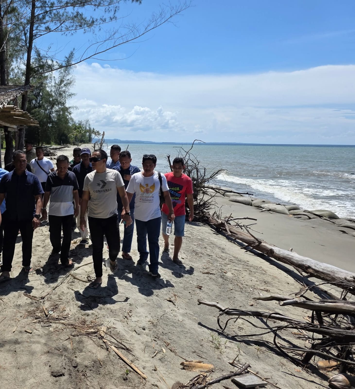 Bupati Mentawai Rinto Wardana Samaloisa saat meninjau abrasi pantai di Desa Muara Sikabaluan, Kecamatan Siberut Utara beberapa waktu lalu.