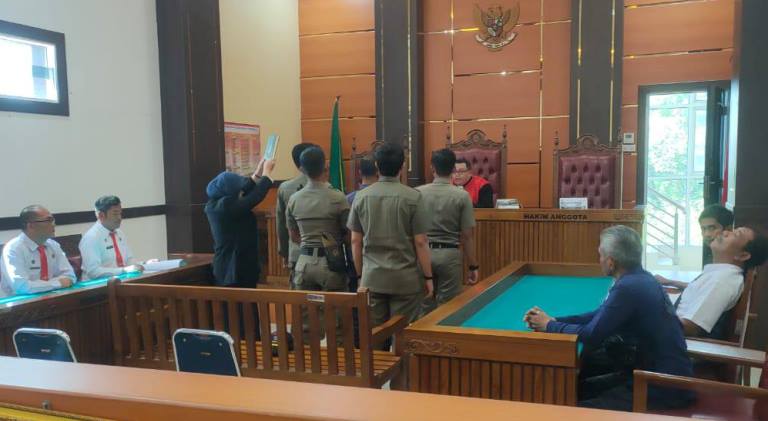 PKL dan pembuang sampah sembarangan disidangkan di PN Padang. Mereka dihukum denda Rp300 ribu atau kurungan 3 hari.