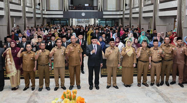 Gubernur Sumbar Mahyeldi melantik 87 Kepala SMA/SMK/SLB di Aula Kantor Gubernur Sumbar, Selasa (27/5/2025).