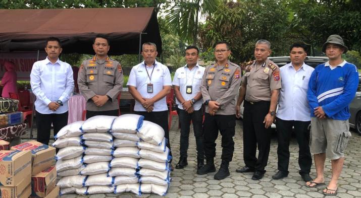 PT Semen Padang menyalurkan bantuan logistik untuk korban kebakaran yang melanda kompleks asrama SPN Polda Sumbar di Kelurahan Padang Besi, Kecamatan Lubukkilangan, Kota Padang, Senin (26/5/2025).
