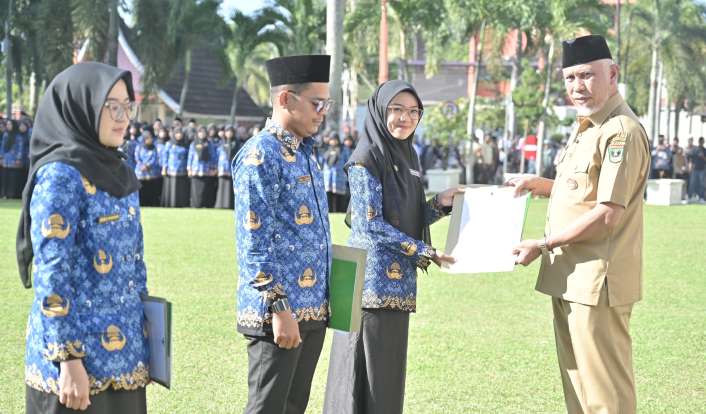 Gubernur Sumbar Mahyeldi serahkan SK CPNS dan PPPK di halaman Kantor Gubernur Sumbar, Selasa (27/5/2025).