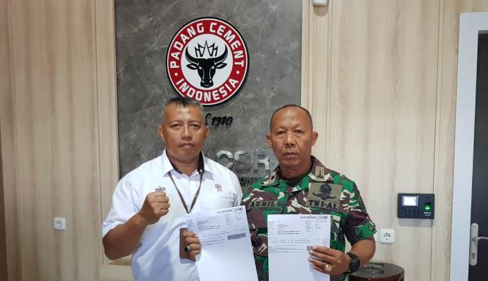 Penyerahan bantuan 250 zak semen dari PT Semen Padang untuk mendukung kegiatan Karya Bhakti TNI AL Lantamal II Padang dalam pemulihan irigasi di Nagari Sako Selatan, Jorong Baru, Sungai Talu, Solsel.