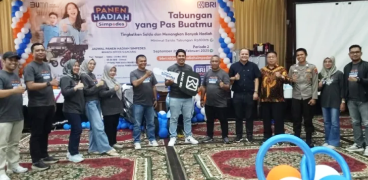 Kepala BRI Unit Kiliran Jao, Rudi Anesa didampingi Manajer Bisnis Mikro BRI Cabang Sijunjung Irwandi dan Nofitriaman serta Kepala BRI Unit lainnya.