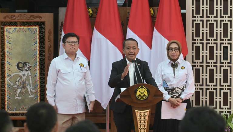 Menteri ESDM Bahlil Lahadalia diapit Jisman P Hutajulu dan Eniya Listiani Dewi ketika mengumumkan Rencana Usaha Penyediaan Tenaga Listrik (RUPTL) PLN 2025-2034 di Jakarta pada&nbsp;Senin&nbsp;(26/5).
