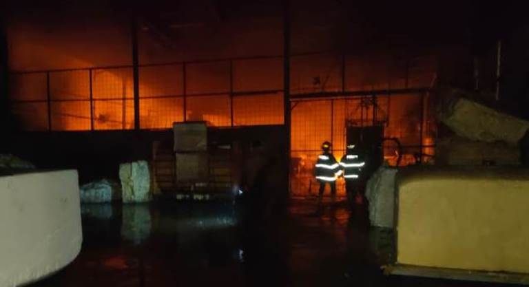 Petugas Dinas Damkar Kota Padang memadamkan api yang membakar gudang spring bed milik PT CAMP di Lubukbegalung, Kota Padang, Selasa dini hari (27/5/2025).&nbsp;