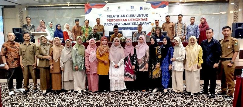 30 guru mata pelajaran IPS tingkat SMA dan SMK se-Kota Padang mengikuti Pelatihan Guru untuk Pendidikan Demokrasi, Senin (26/5/2026) di Padang.