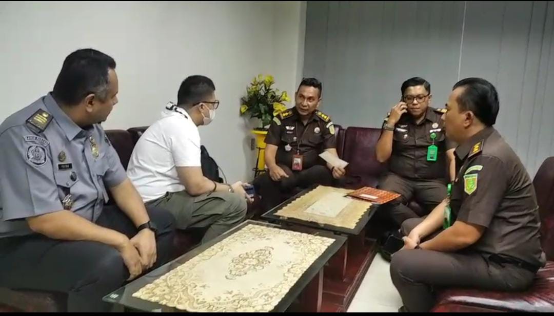 Kejari Padang mencekal keberangkatan mantan direktur rumah sakit yang diduga hendak ke Malaysia menghindari persidangan terkait perselingkuhan, kemarin.