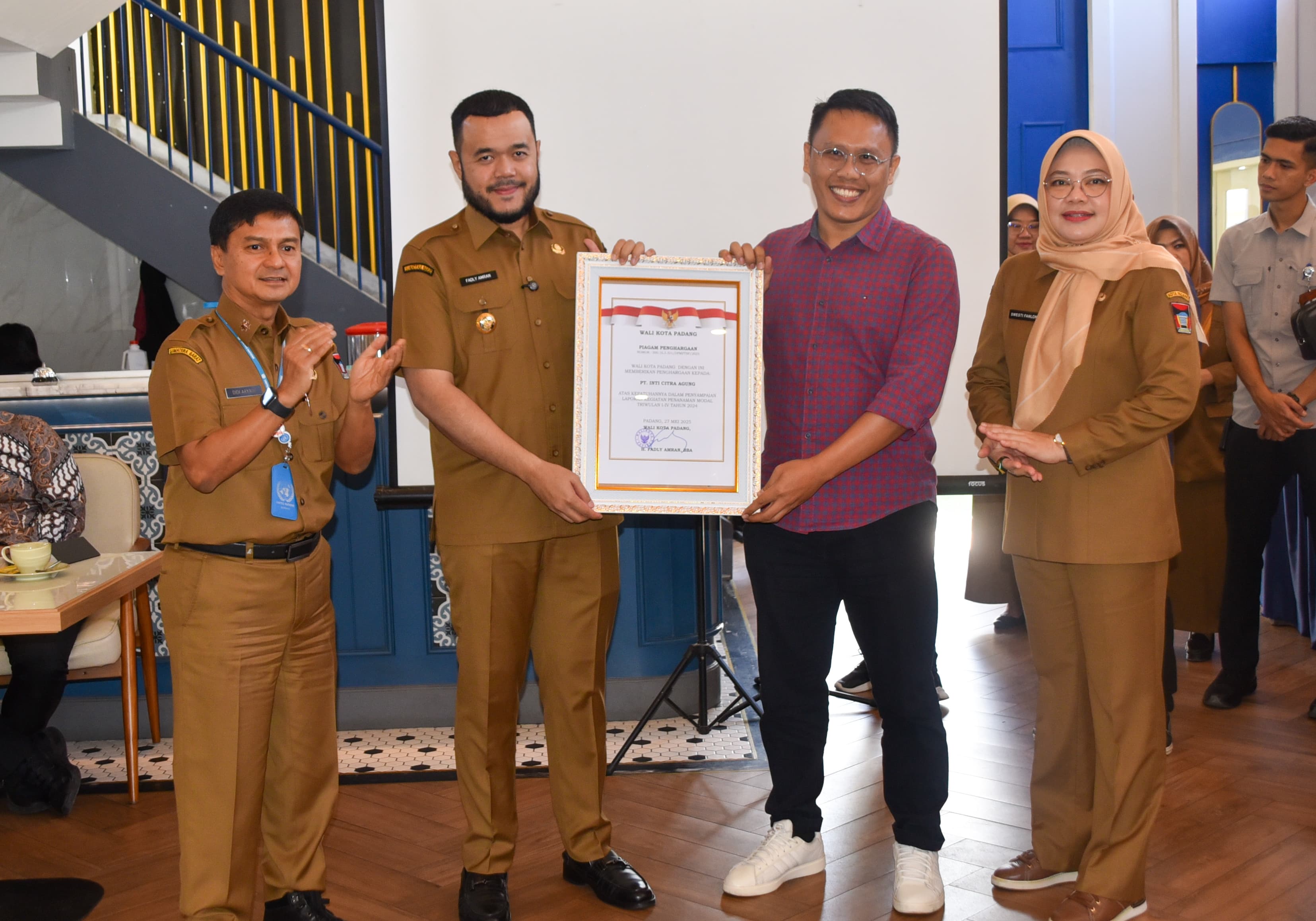 Wali Kota Padang Fadly Amran menyerahkan penghargaan kepada pelaku usaha di sela-sela temu dialog, Selasa (27/5/2025).