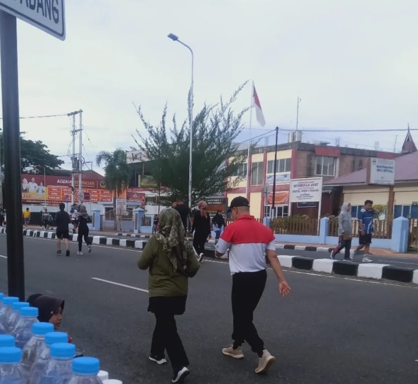 Suasana car free day (CFD) di kawasan Jalan Jenderal Sudirman Padang setiap Minggu pagi.